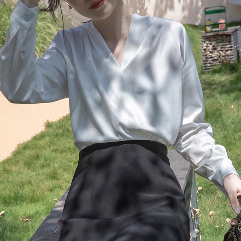 Women's Elegant Satin V-Neck Shirt: High-End Feel, Professional & Formal Wear for Spring/Autumn Commutes.