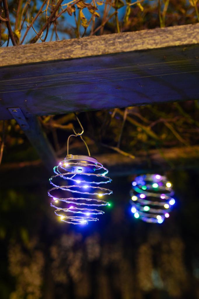 Lot de 2 suspensions spirale solaire - GALIX - G2619 - Hauteur 18,2 cm - Diametre 12 cm - 16 Micro LED - Multicolore - 3 Lumens