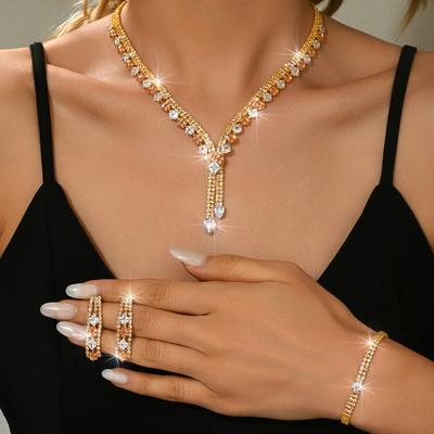 Sencillo y elegante, conjunto de cuatro piezas de alta calidad: collar, pendientes, pulsera y anillo de oro. Los productos nuevos se venden bien