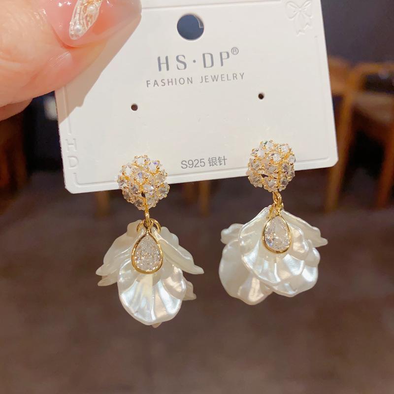 Women's Retro Fashion Petal Tassel Earrings