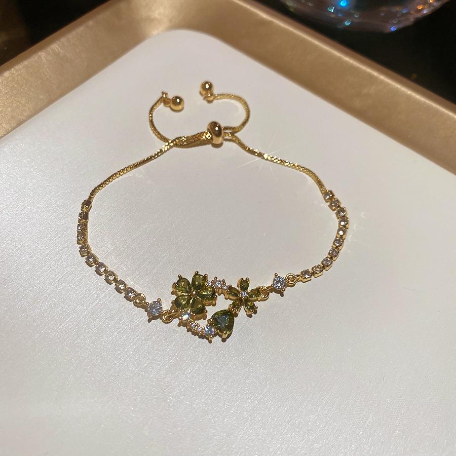Elegante Bracciale a Pendente Fiore Geometrico in Zirconia Francese – Gioiello da Mano Lussuoso e alla Moda per Donne