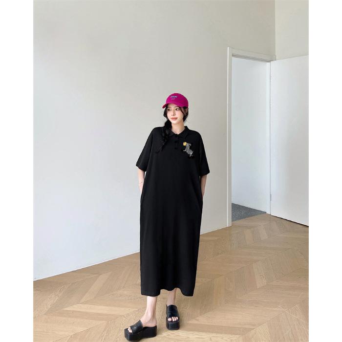 

Платье-футболка с коротким рукавом и лацканами с принтом и карманом для женского лета, в непринужденном корейском стиле, свободная текстура, облегающее прямое длинное платье 4XL чёрный