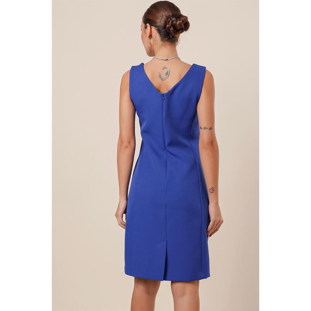 Klassisches kurzes Kreppkleid mit V-Ausschnitt