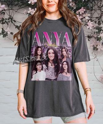 Anya Chalotra Vintage Grafik-T-Shirt, Retro-inspirierte Kleidung