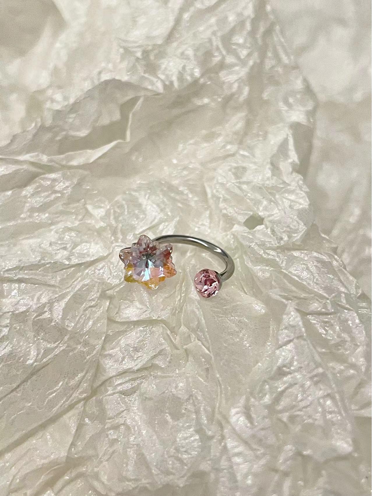 

Яркие серьги-снежинки с бриллиантами и эффектное титановое кольцо в форме подковы с U-образными гвоздиками в виде улитки и ушных косточек — милый и стильный стиль.