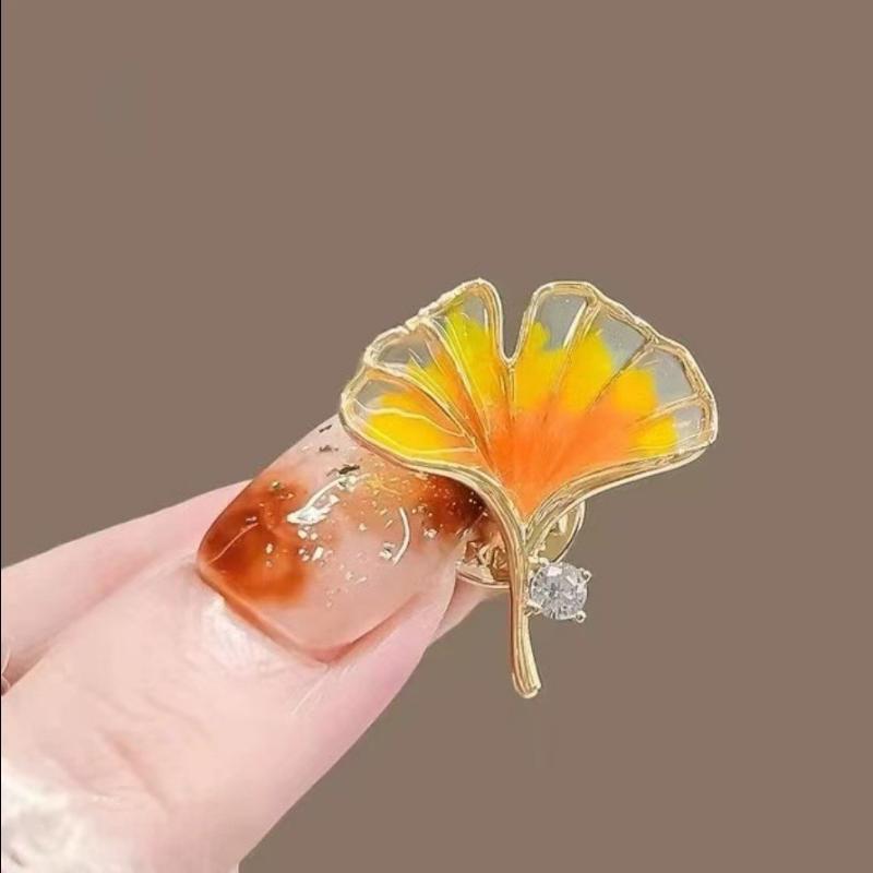 Ahornblatt Ginkgo Biloba Blatt Strass Brosche Nische High-End Korsage Design Temperament Ausschnitt Anti-Licht Nadel Accessoires Anzug