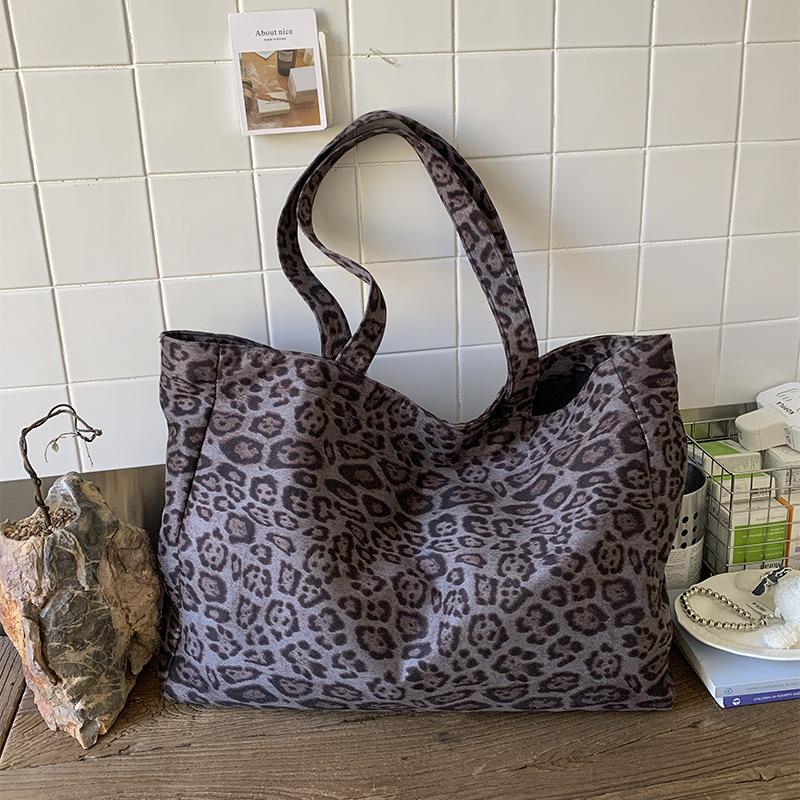 

Leopard print bag new niche design shoulder bag Korean retro commuter tote bag large capacity trendy women s bag сірий колір