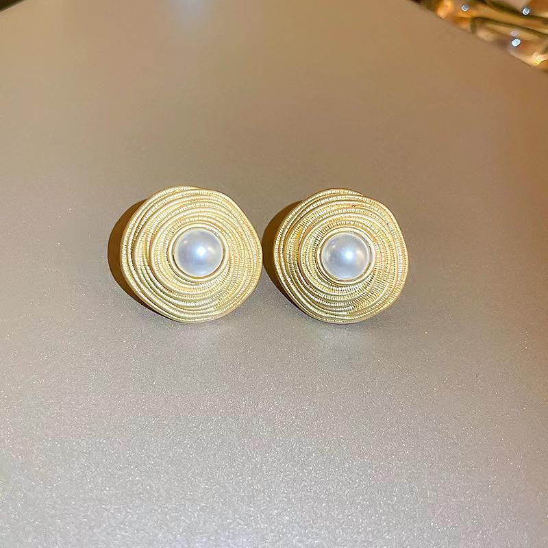 Silver needle retro new Chinese design sense pearl stud earrings female, high sense temperament winding texture circle earrings