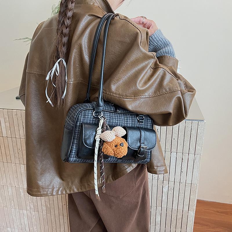 Large Capacity Bag Women's Autumn and Winter 2025 New Woolen Retro Shoulder Armpit Bag Casual Work Commuter Pillow Bag