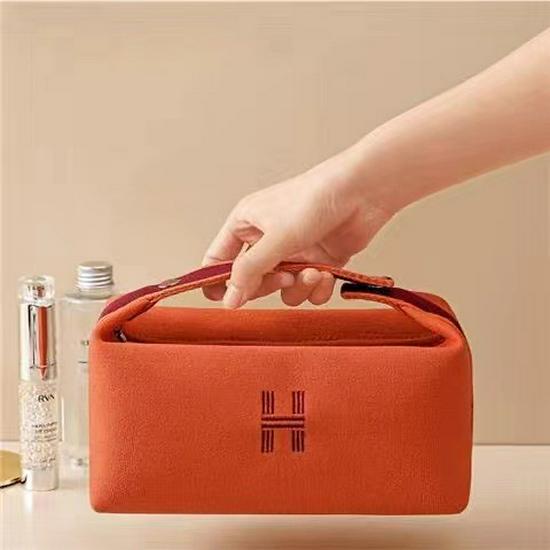 High-End Solid Color Makeup Travel Bag: Large Capacity, Three-Dimensional, Portable & Simple Design