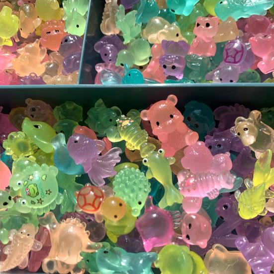 50 Stück im Dunkeln leuchtende Tier-Überraschungstüten Mini-Harzfiguren Schildkröte Hase Ente Leuchtende Mikrolandschaft