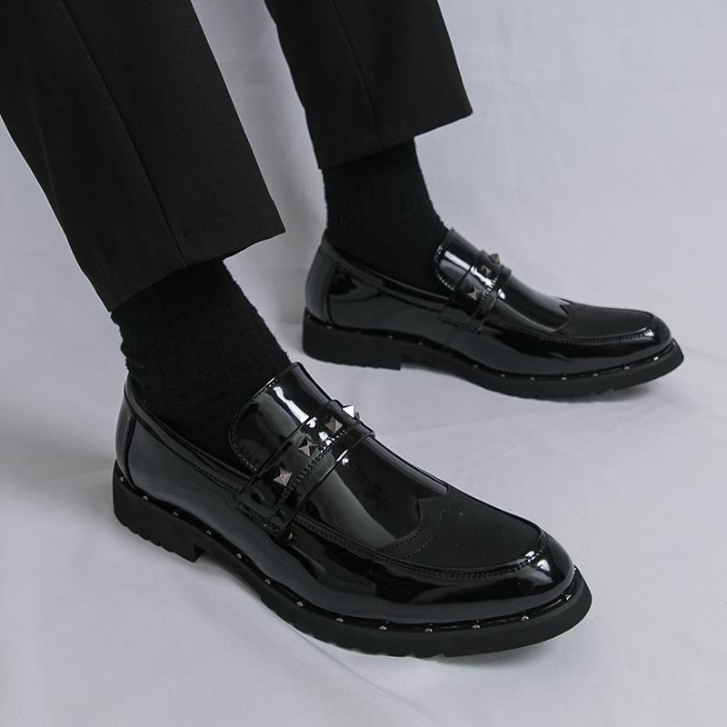 Glänzende Fußabdeckung Nieten spitze Lederschuhe Britischer Stil Kleid Business Casual Schuhe große Größe Slipper Herrenschuhe