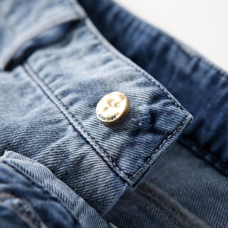 Světle modrá džínová sukně s patchworkovým lemem z bavlny a vlny, s plisováním a přezkou s hřebíčky, s vysokým pasem, midi sukně