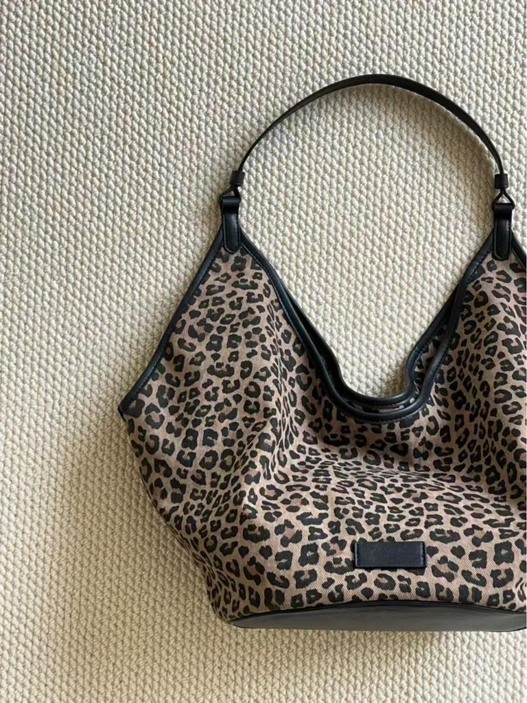 2025 Leopard Print Canvas Tote: Fashionable, Large-Capacity Shoulder Bag for Versatile Outings