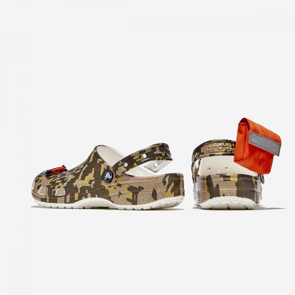 Crocs Klasyczne chodaki w cyfrowy kamuflaż Crs211535