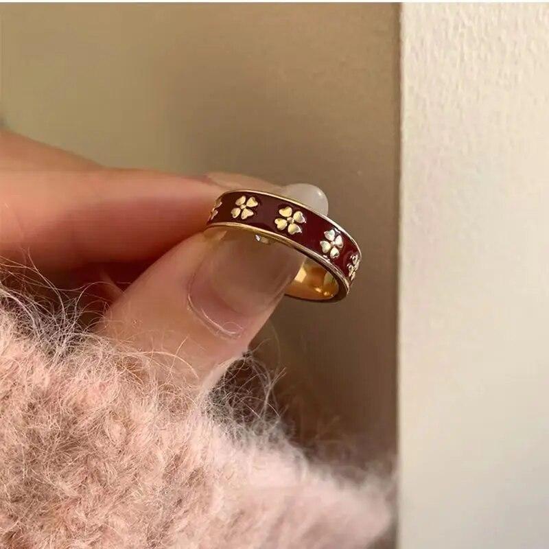 

Уникальное красное эмалированное кольцо с четырьмя листами клевера в стиле ретро, ​​модный дизайн, корейское открытое регулируемое кольцо на палец, женское трендовое изысканное ювелирное изделие as the picture-resizable