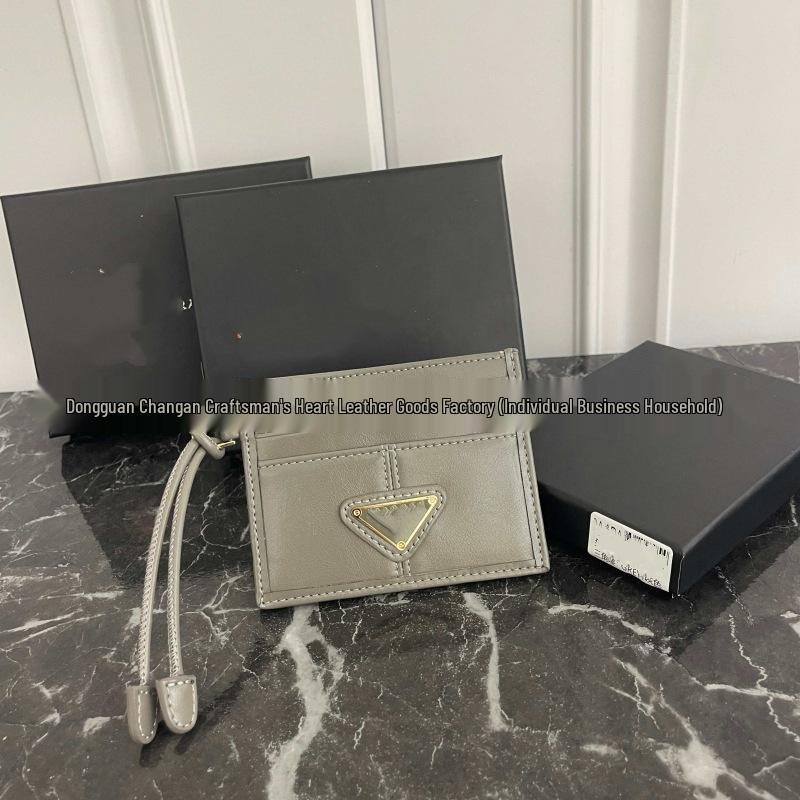 

Тримач для карток Prada: Гаманець для монет, Металевий логотип, Візитниця та футляр для банківських/автобусних карток, Діловий стиль 8-7-1 сірий колір