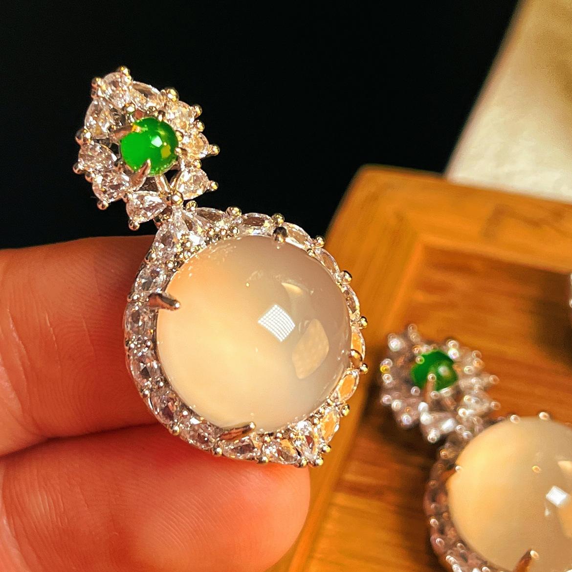 Jade White Ice Light Natural White Chalcedony Pendant Agate Pendant, Real Shot