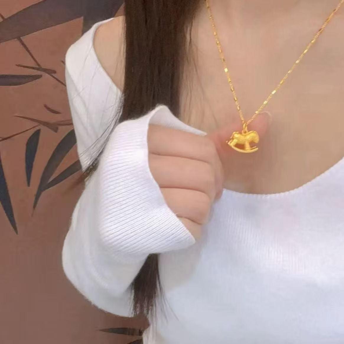 

Exquisite Chinese Style Bronze Coin Necklace for Women - Versatile, Design-Forward Pendant on Clavicle Chain