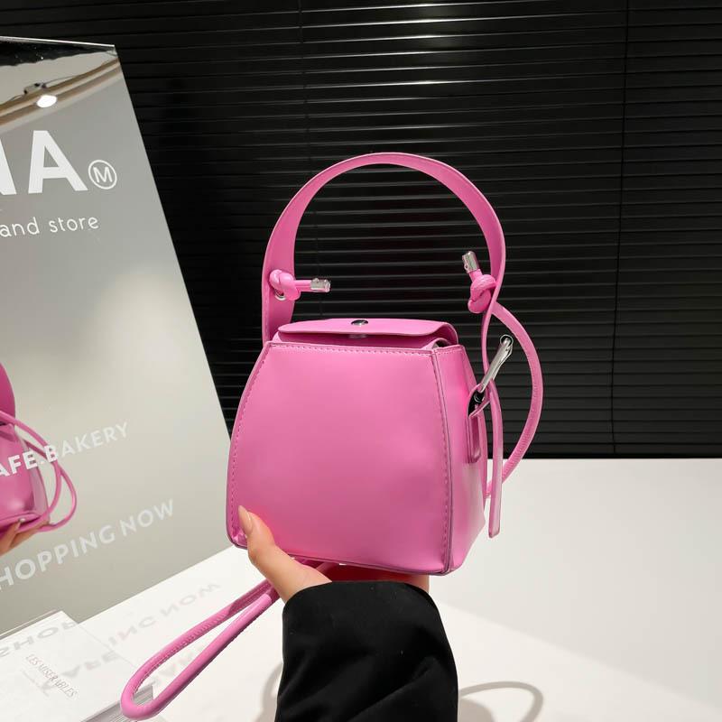High-value niche hand carry square box bag women's 2025 spring new trendy foreign personality design shoulder messenger bag