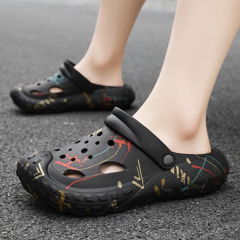 Fashion New Men's Slippers EVA Non-slip Breathable Home Slipper Outdoor Beach Toe-cap Sandals Mens Fashion Hole Shoes Two Ways To Wear