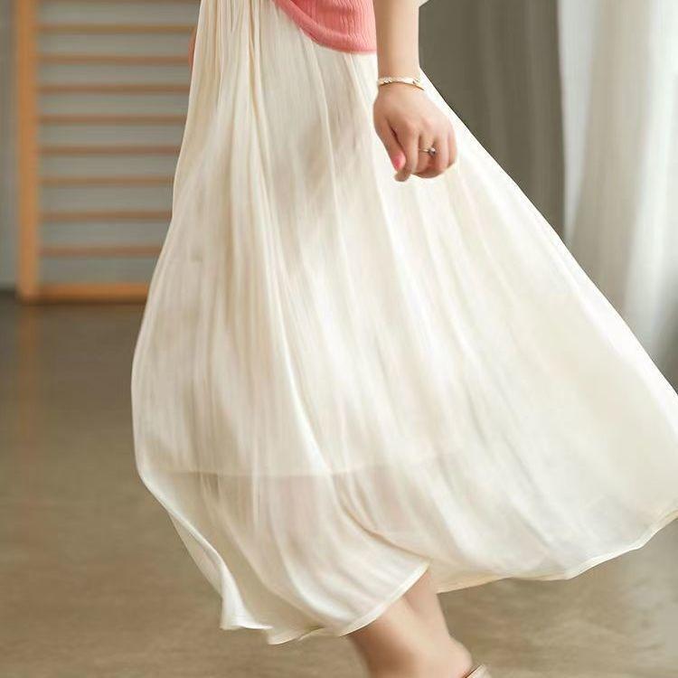 Элегантная и модная макси-юбка песочного цвета с высокой талией и складками на лето — фото 3