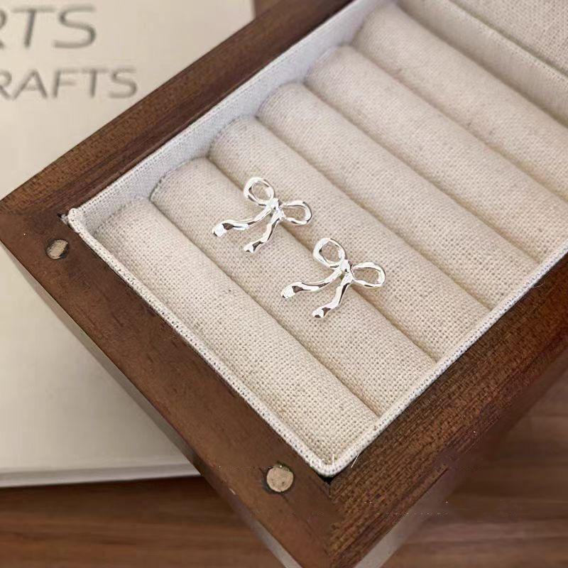 

Минималистичные серебряные серьги-бантики 2025 года: Элегантный, высококачественный, уникальный дизайн для женщин. bow earrings серебряный