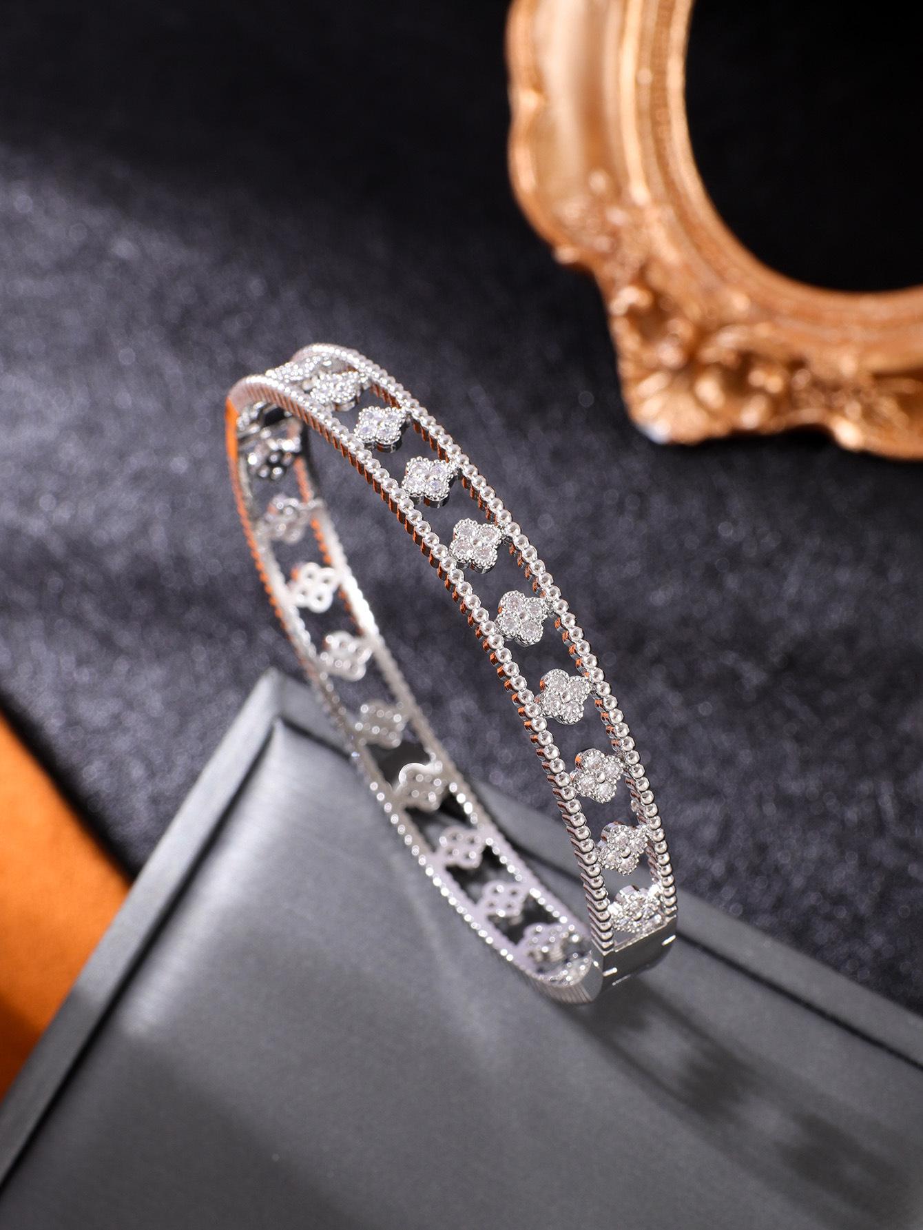 

Fashion Pastoral Style Korean Women s Four-Leaf Clover Zircon Bracelet - Light Luxury, Versatile Jewelry білий