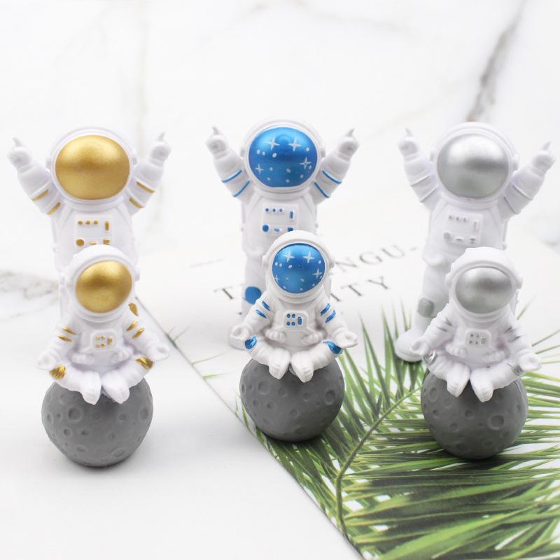 Plastic Astronaut Space-Themed Cake Decoration Set (3 Pieces) for Kids' Birthdays