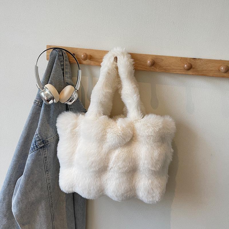 

Плюшевая сумка женская большой вместимости новая осенне-зимняя универсальная на одно плечо подмышечная сумка пух покинуть белый