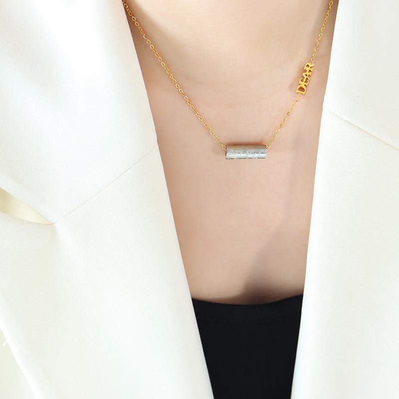 

Корейский нишевый дизайн ожерелья ювелирные изделия английский алфавит ролик длинный квадратный столбец персонализированная ключичная цепочка покрытая 18-каратным настоящим золотом