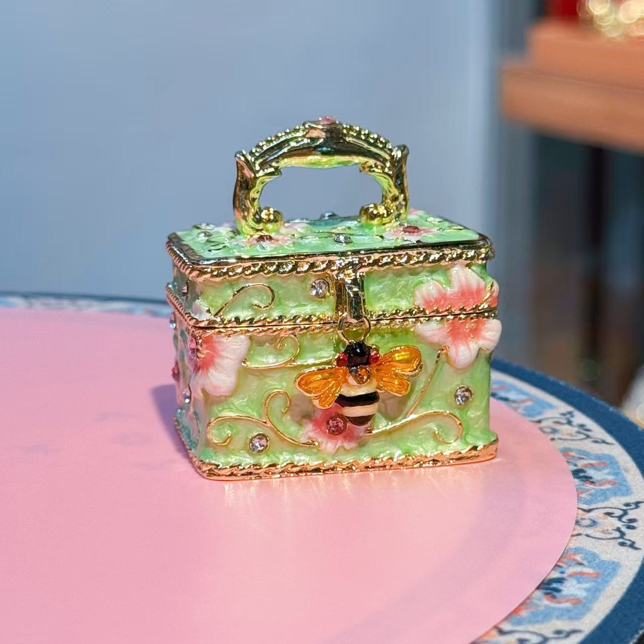 

Alloy Enamel Beehive Jewelry Box, Creative Insect Home Decor Organizer, Light Luxury Vanity Storage Case Gift 4.8x4x5.3cm зелёный