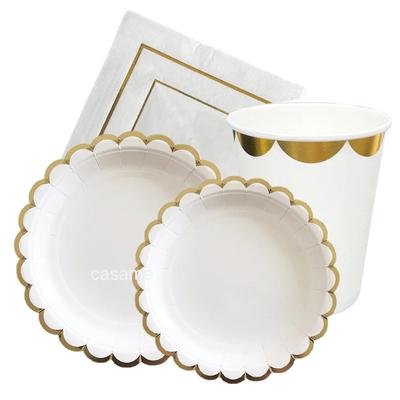 Goldfarbenes Einweggeschirr, Papierservietten, Becher, Messer, Gabeln, Löffel, Tischdecken, Teller, Strohhalme für die Dekoration von Hochzeiten und Geburtstagen