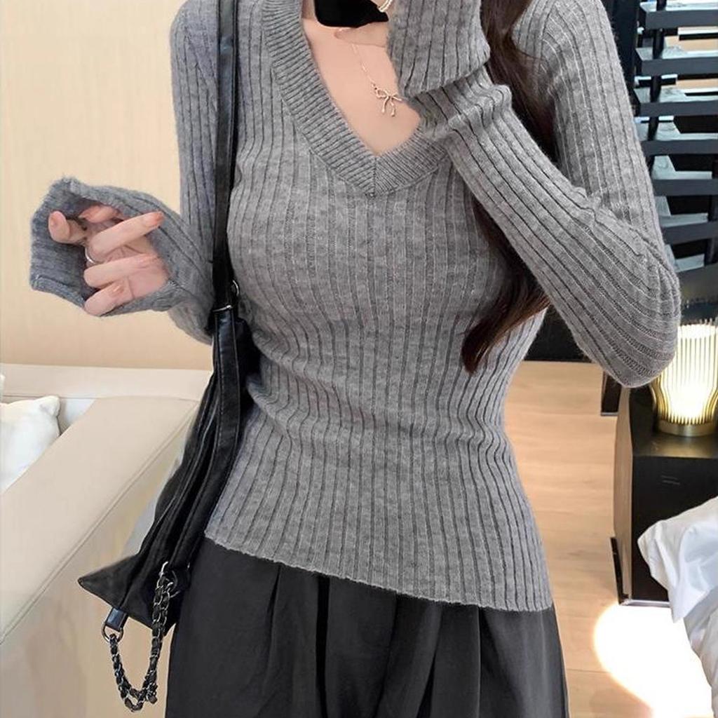 This Is A New Autumn Casual Style, Slimming and Versatile Design with A Pit Pattern V-neck Long-sleeved Knitted Sweater for Women