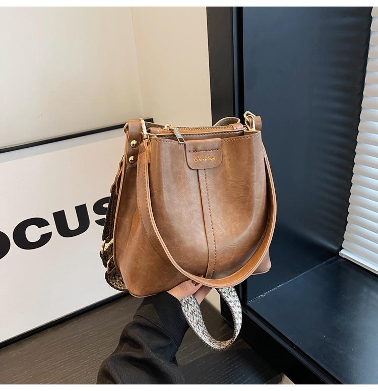 Big bag women 2025 new Korean versatile retro shoulder bag large capacity broadband messenger bag commuter bucket bag