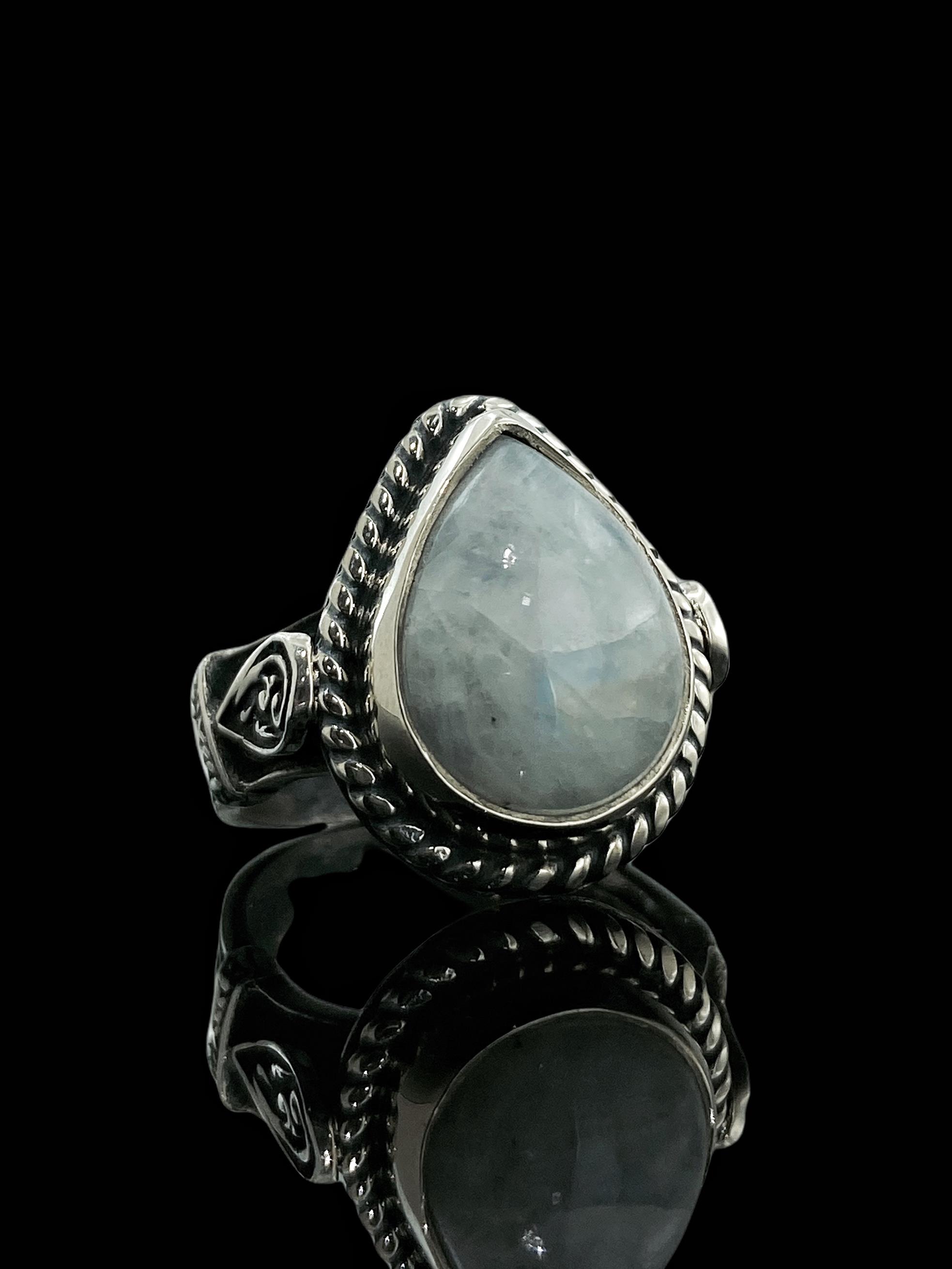 

Кольцо из серебра 925 пробы ручной работы с лунным камнем специального дизайна