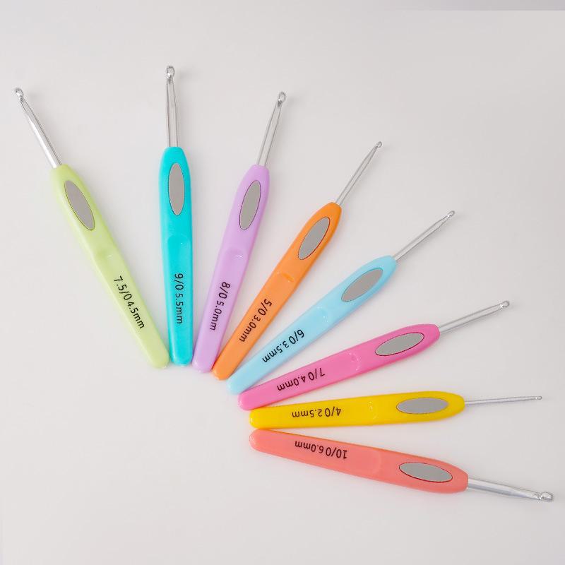 Regenbogen Häkelset: 8 handgefertigte DIY-Stricktaschen mit buntem Wollgarn zum Pullovermachen, rutschfeste Häkelnadeln