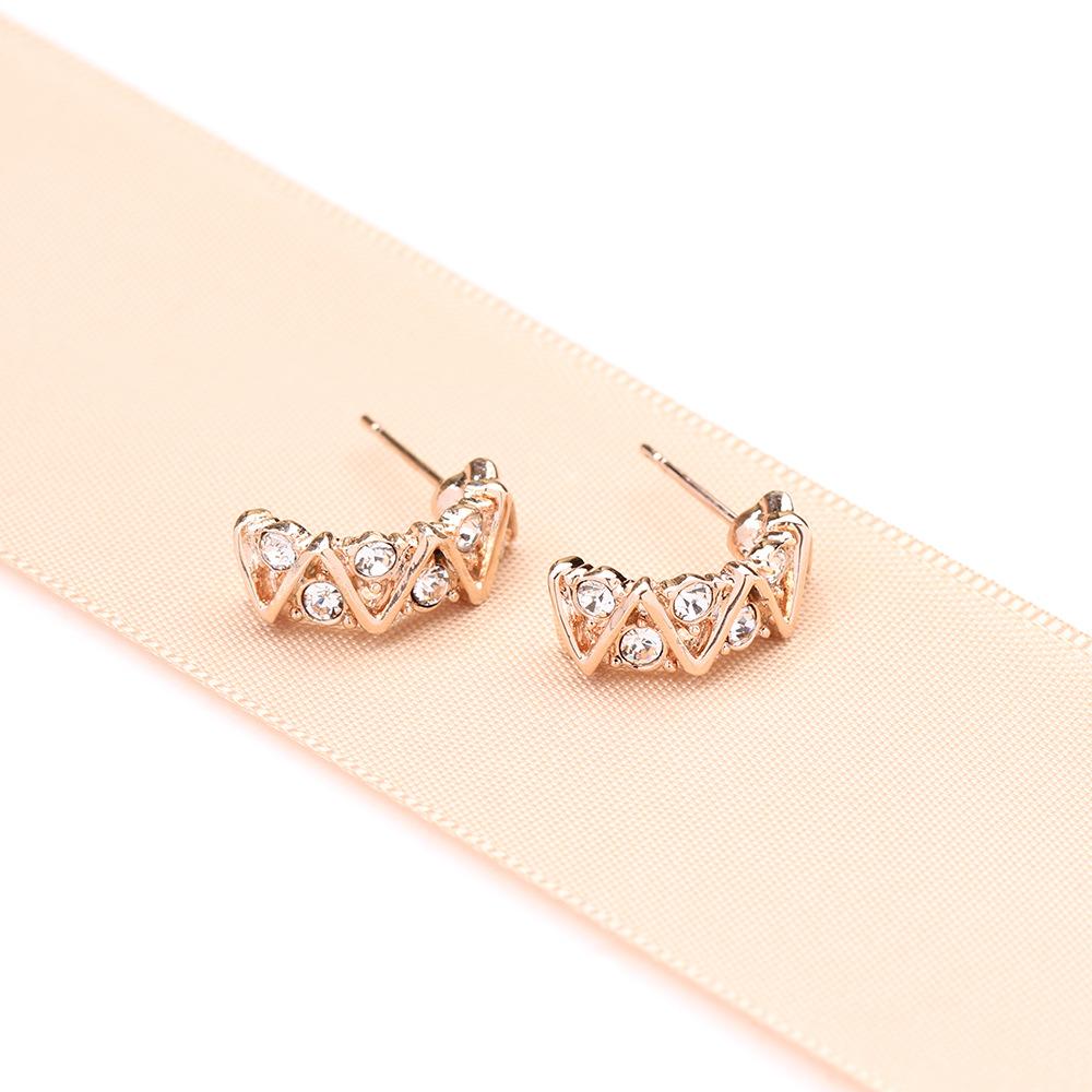 

Simple and versatile gold-plated V-shaped earrings with diamonds, gold and silver two-color earless ear clips, women s fashion temperament earrings.
