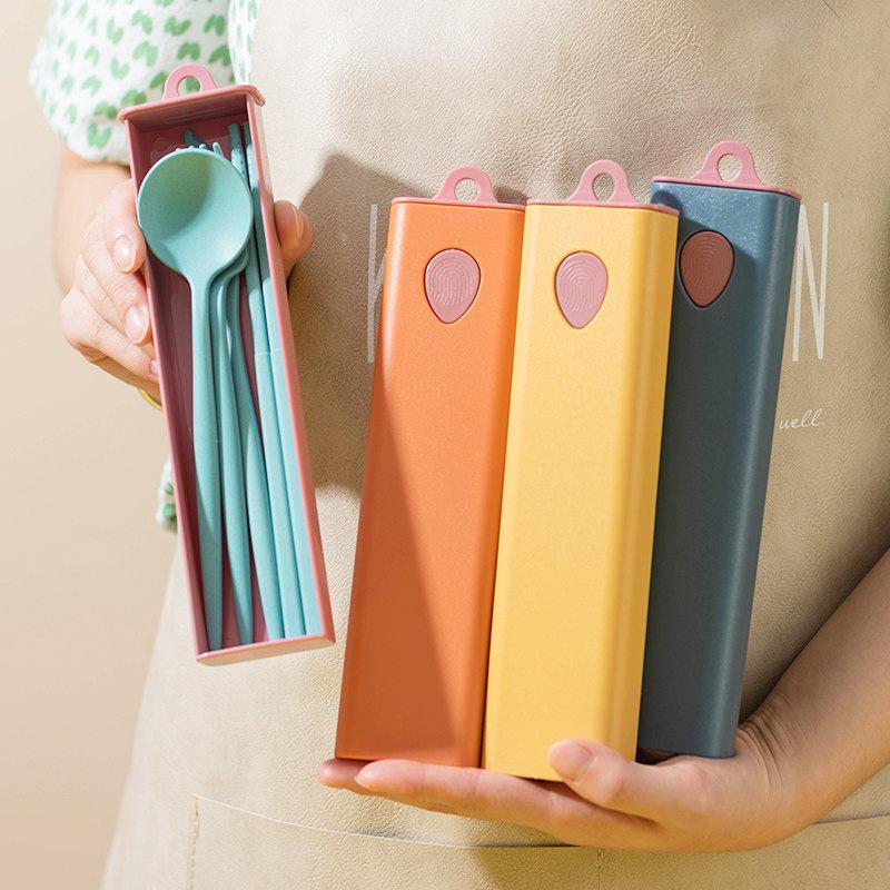 Wheat Straw Portable Cutlery Set: Spoon, Chopsticks & Storage Box for One Person.