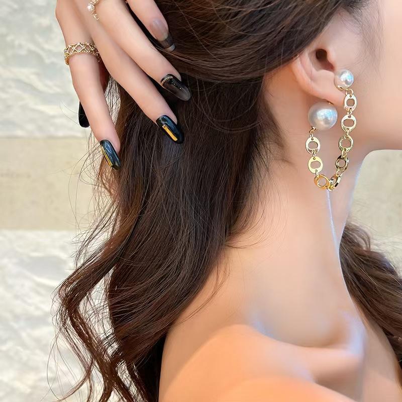 

Thousand Gold Temperament Women S Earrings Light Luxury Unique Earrings Niche High-End Earrings Women S Trend