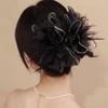Duży kwiatowy klips ze piór dla kobiet - Wysokiej klasy, przesadny objętościowo dodatek do włosów