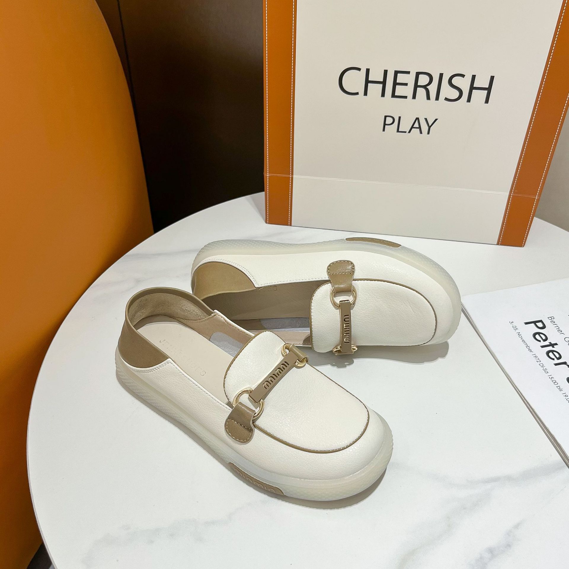 

Soft leather little white shoes women s 2025 new soft-soled single shoes two wear Doudou shoes women s one pedal loafers comfortable flat bottom 40