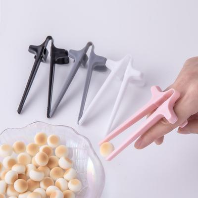 4-Finger-Essstäbchen Faule Hilfs-Essstäbchen Halten Snacks Keine Schmutzigen Hände Essstäbchen Fingerring Spiel spielen Faules Artefakt