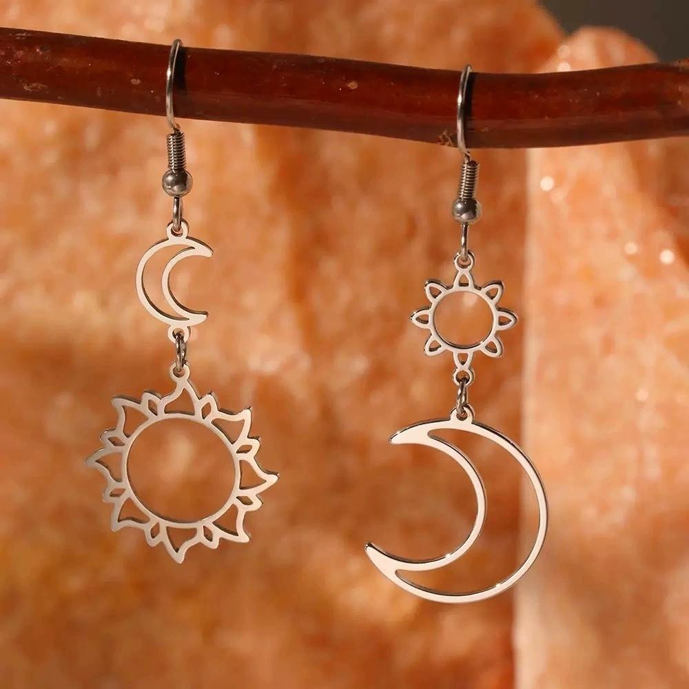 1 Pair Fashion Retro Hollow Earrings Bohemian Style Alloy Sun Moon Earrings Ethnic Asymmetric Design Drop Earrings for Women