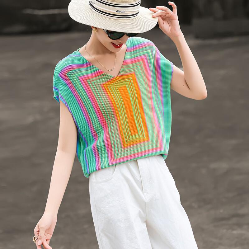 

Lansere 2026 Summer Geometric V-Neck Pleated Lightweight Top F