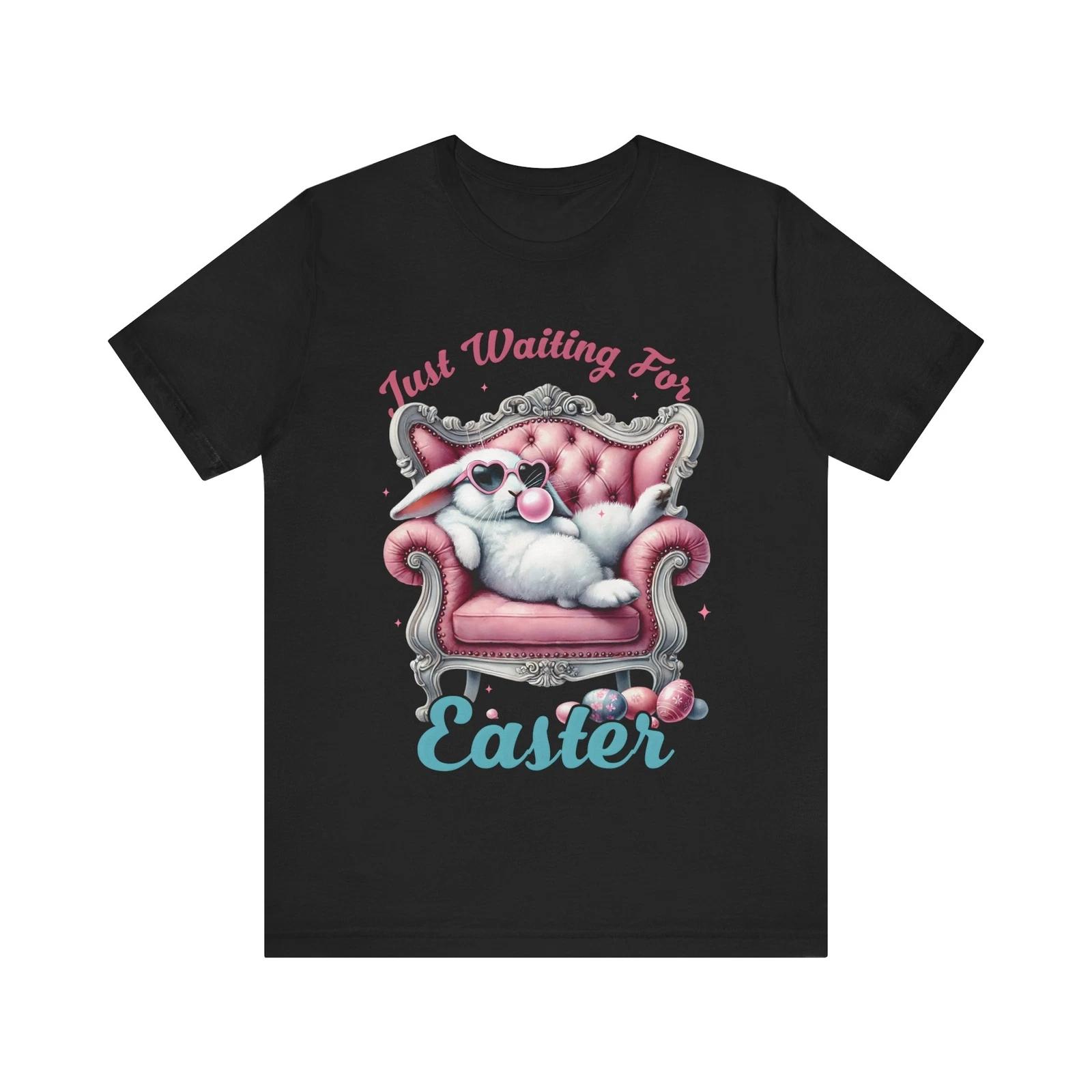 Смешной пасхальный кролик, жующий жвачку, просто ждет Пасху Футболка L