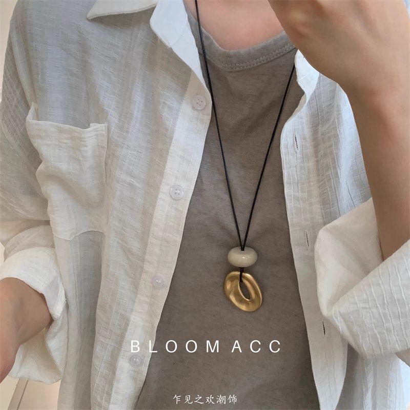 

Simple Metal Silver Flower Pendant Necklace Vintage Niche Sweater Chain Versatile Premium Sweater Chain