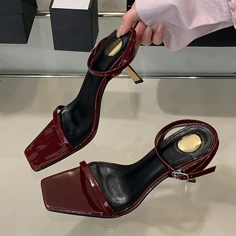 Mode Elegante Sandalen mit eckiger Zehenpartie und Knöchelriemchen Damen Streetstyle Sexy Metall-Design Absätze Gladiatoren Sandalen Damen Partykleid Schuhe