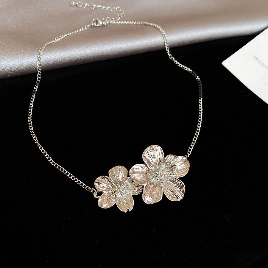 High-End European & American Metal Oval Earrings and Necklace Set - Simple Clavicle Chain for Women