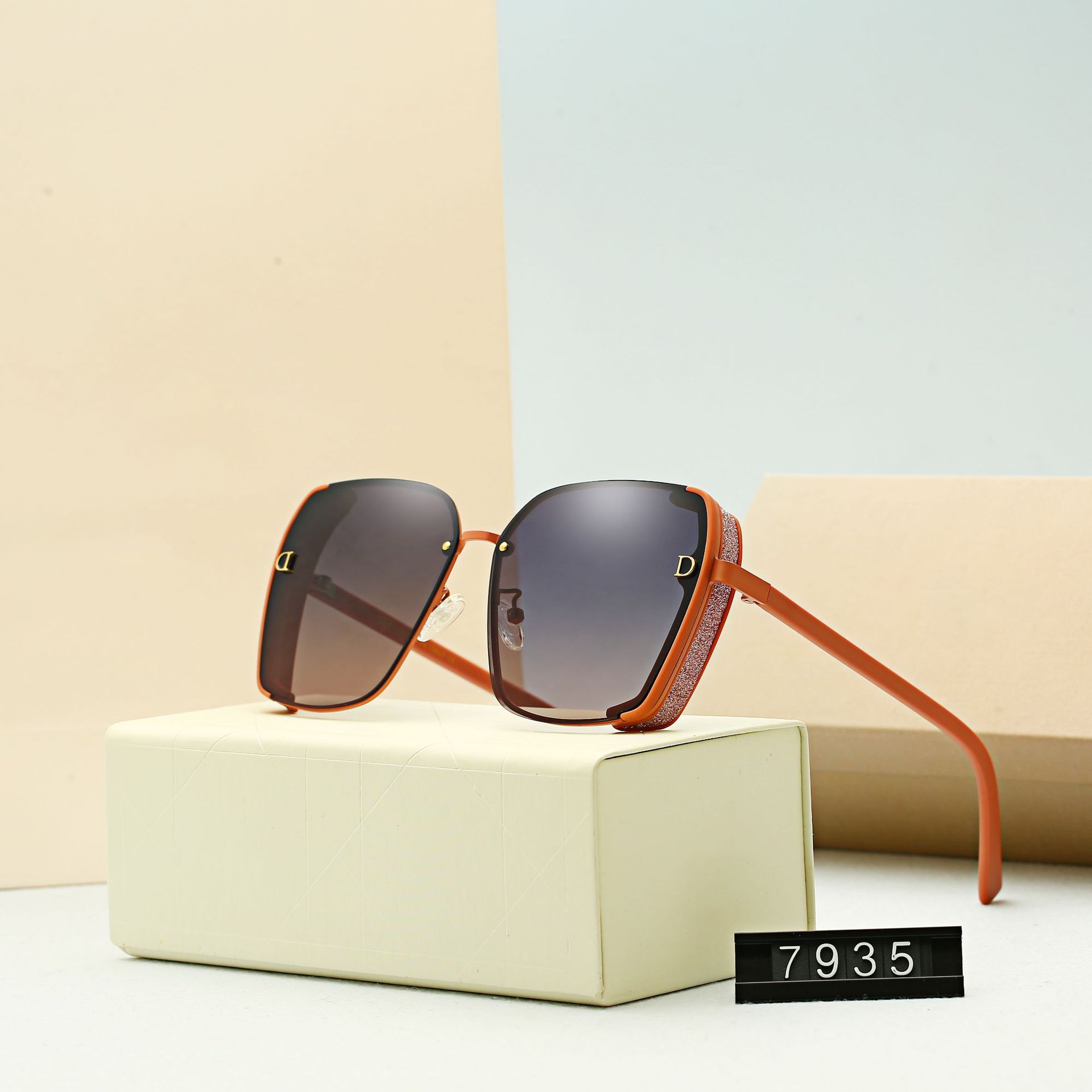 

Мода Квадратные солнцезащитные очки Женские Европейские и Американские Ретро Проволочный забор Красные Горячие Солнцезащитные Очки Модная Одежда Матч Полный Ободок